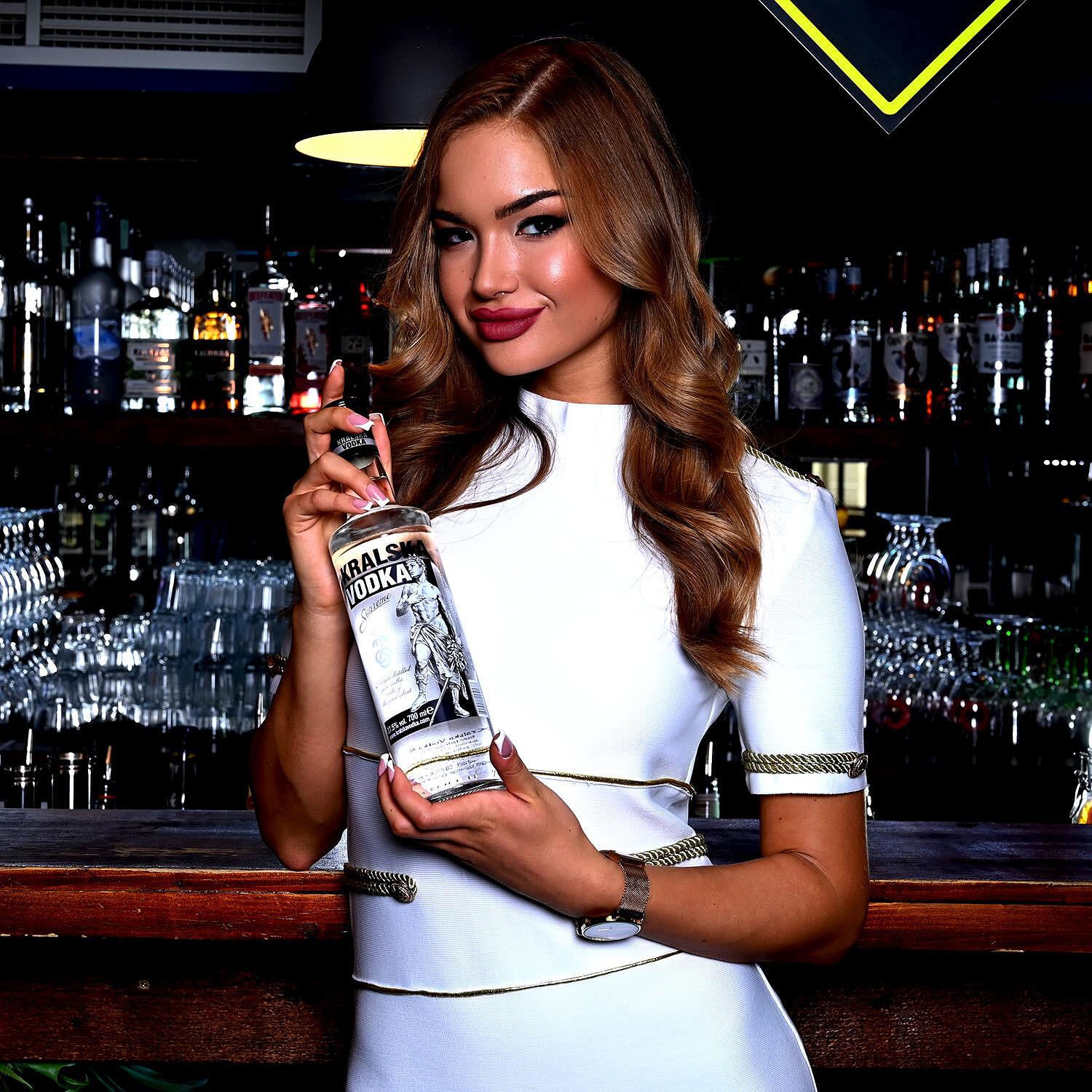 KRALSKA VODKA Elegant Woman